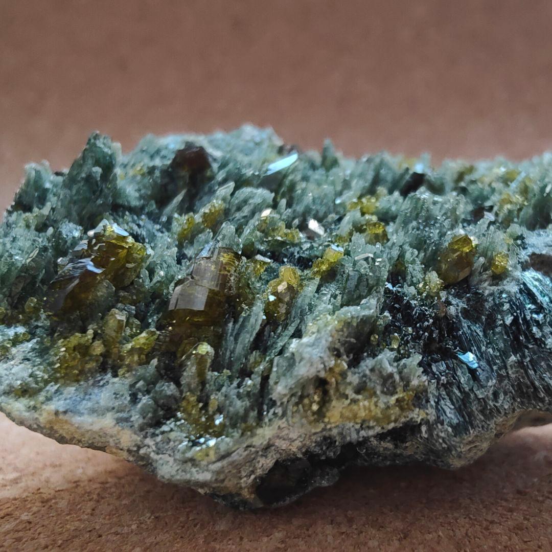 アフガニスタン産ガーネット、ダイオプサイド、エピドート　天然石、原石 山東省産]モリオン原石ナチュラルポイント（エピドート・ガーネット