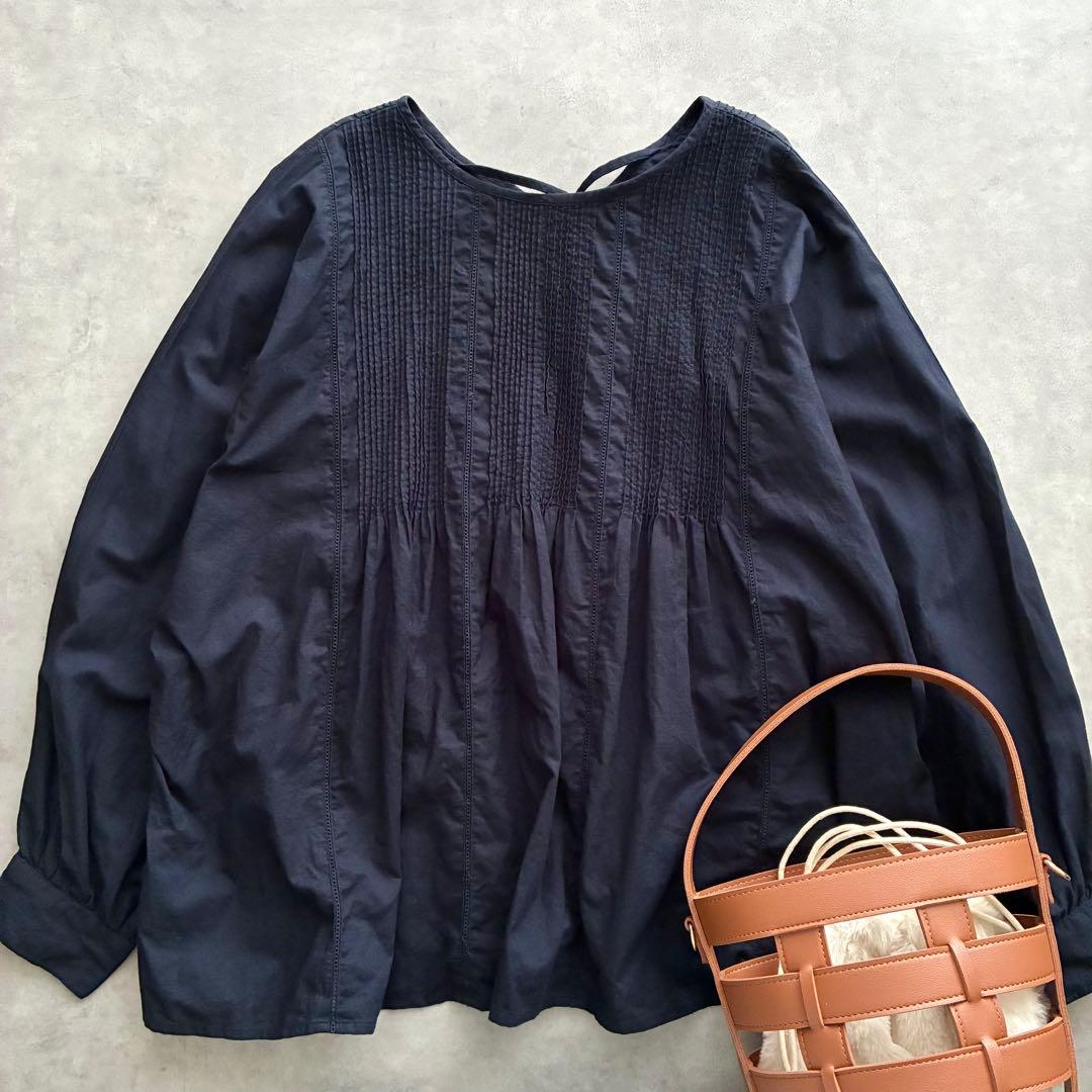 美品 かぐれ コットンドルマンピンタックブラウス 紺 ネイビー かぐれ（カグレ）の「コットンドルマンピンタックブラウス（シャツ