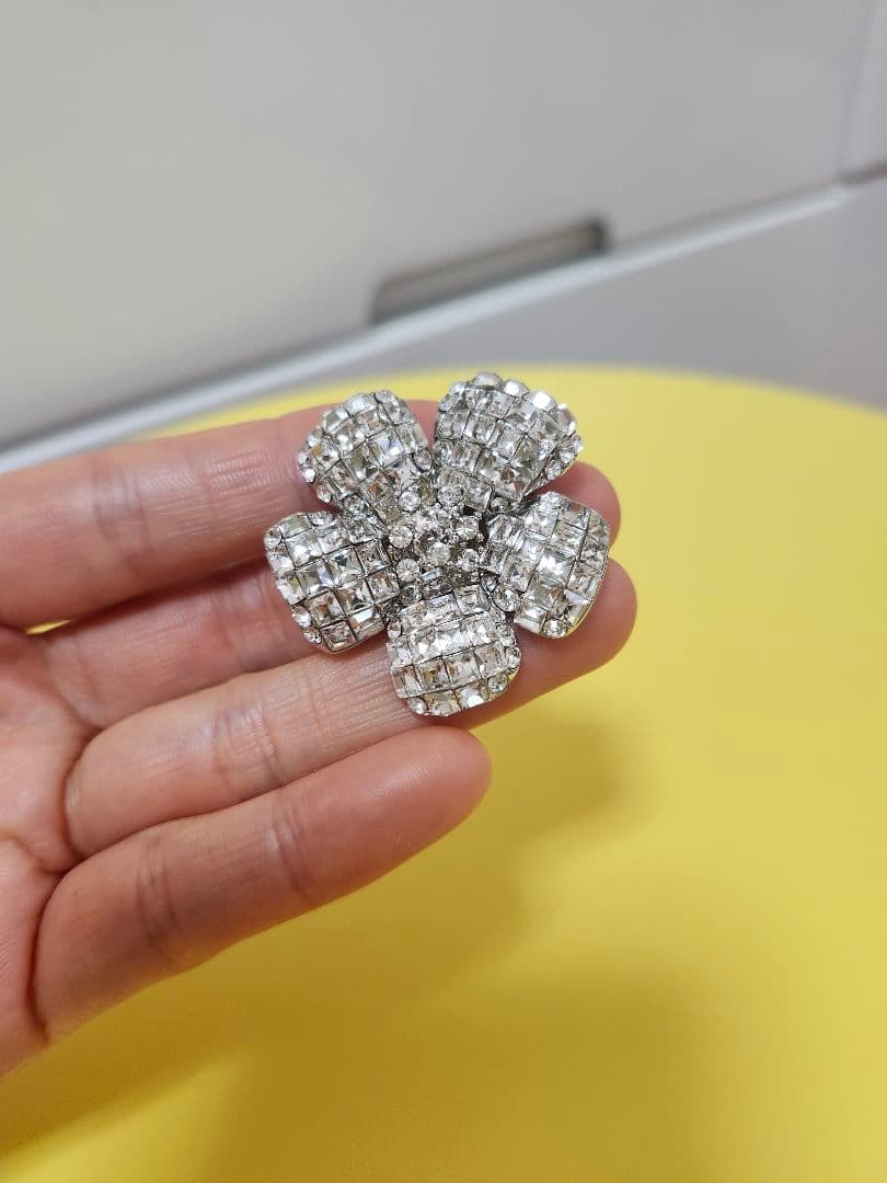 名品】美品 FOXEY フォクシー フラワーブローチ クリアカラー FLEUR