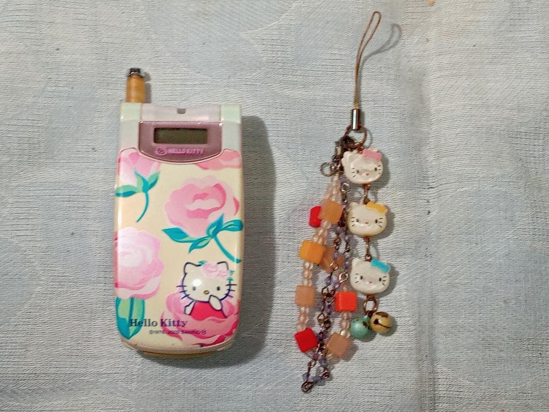 au A3014S ハローキティコラボモデル ガラケー ジャンク品 希少 レア