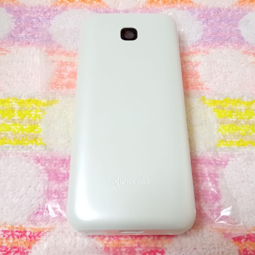 KYF42 GRATINA white 充電器セット 安心のメルカリ便 匿名配送 - メルカリ