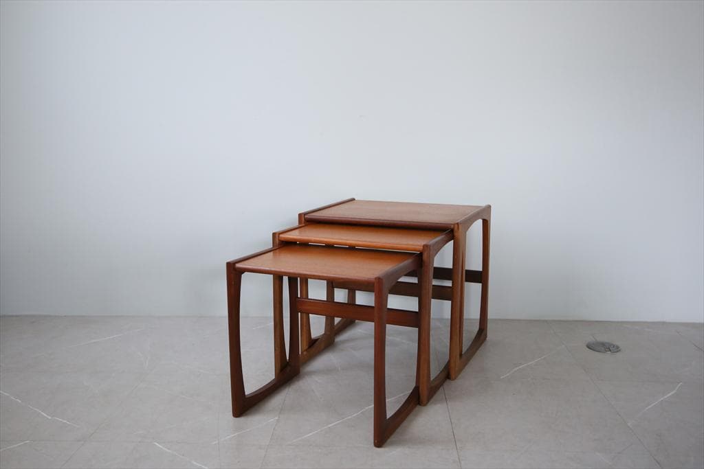 英国アンティークG-PLANジープランネストテーブル3台/収納式机(91-155 英国アンティークG-PLANジープランネストテーブル3台⁄収納式机(91-155