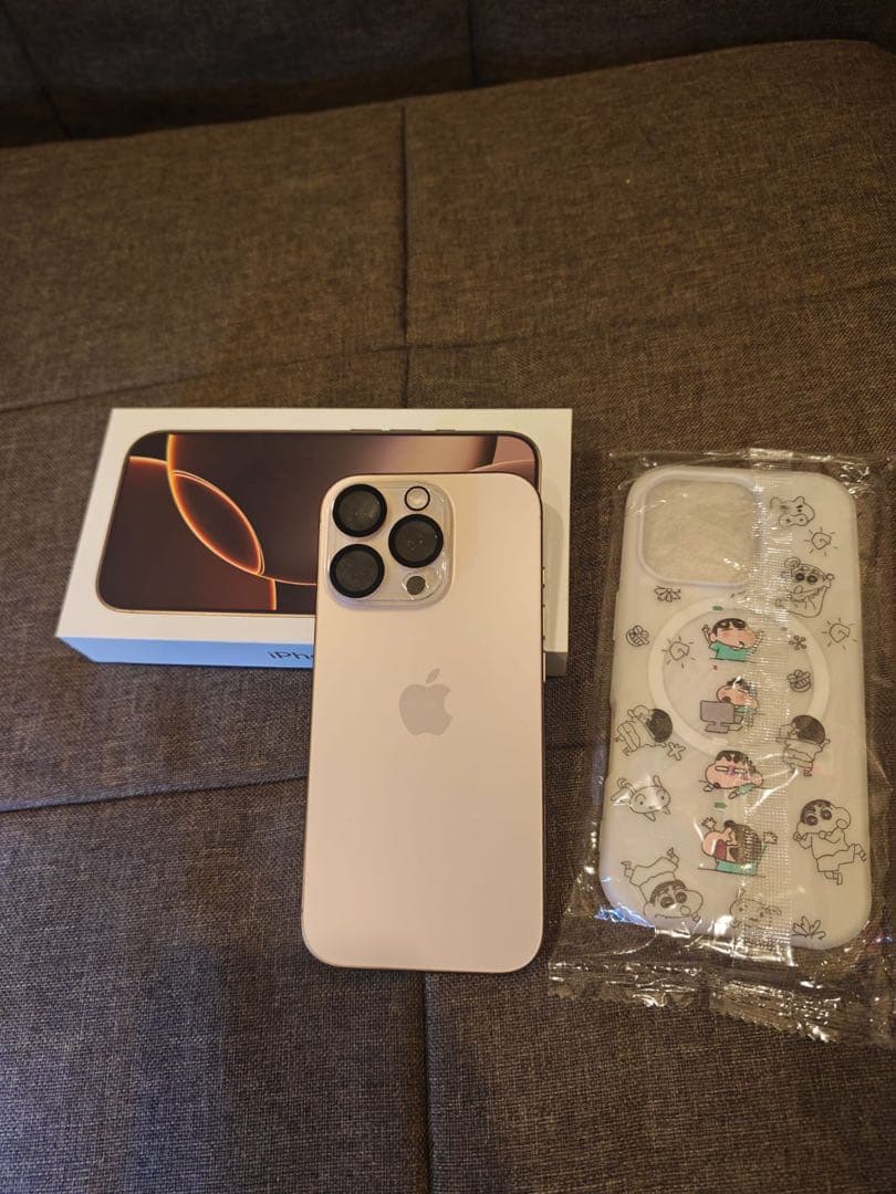 iPhone 16 Pro 512GB デザートチタニウム しんちゃん ケース - メルカリ