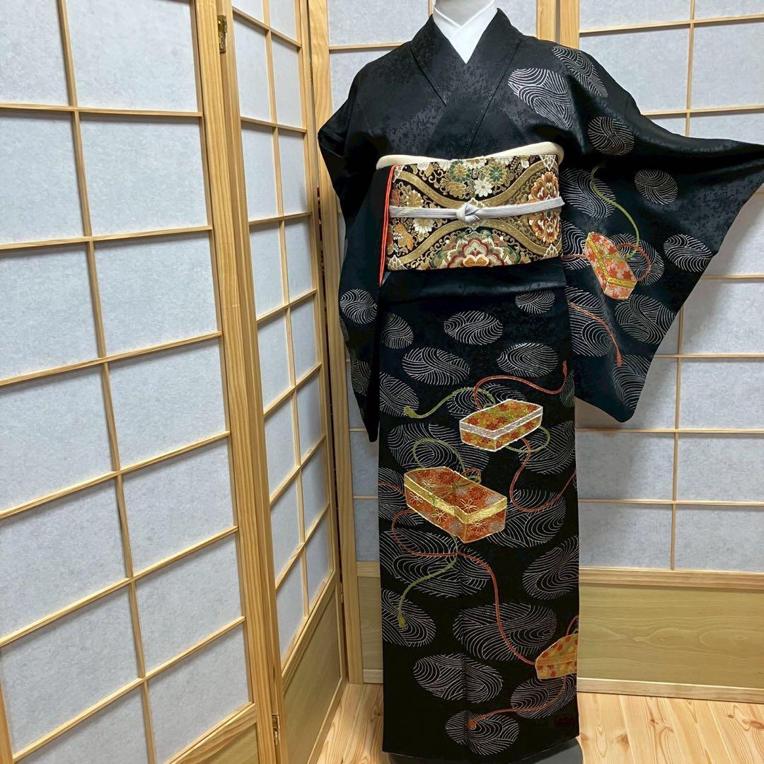 7521］訪問着 美品 文箱花文様 駒刺繍 黒 金彩 正絹 着物 袷 - メルカリ