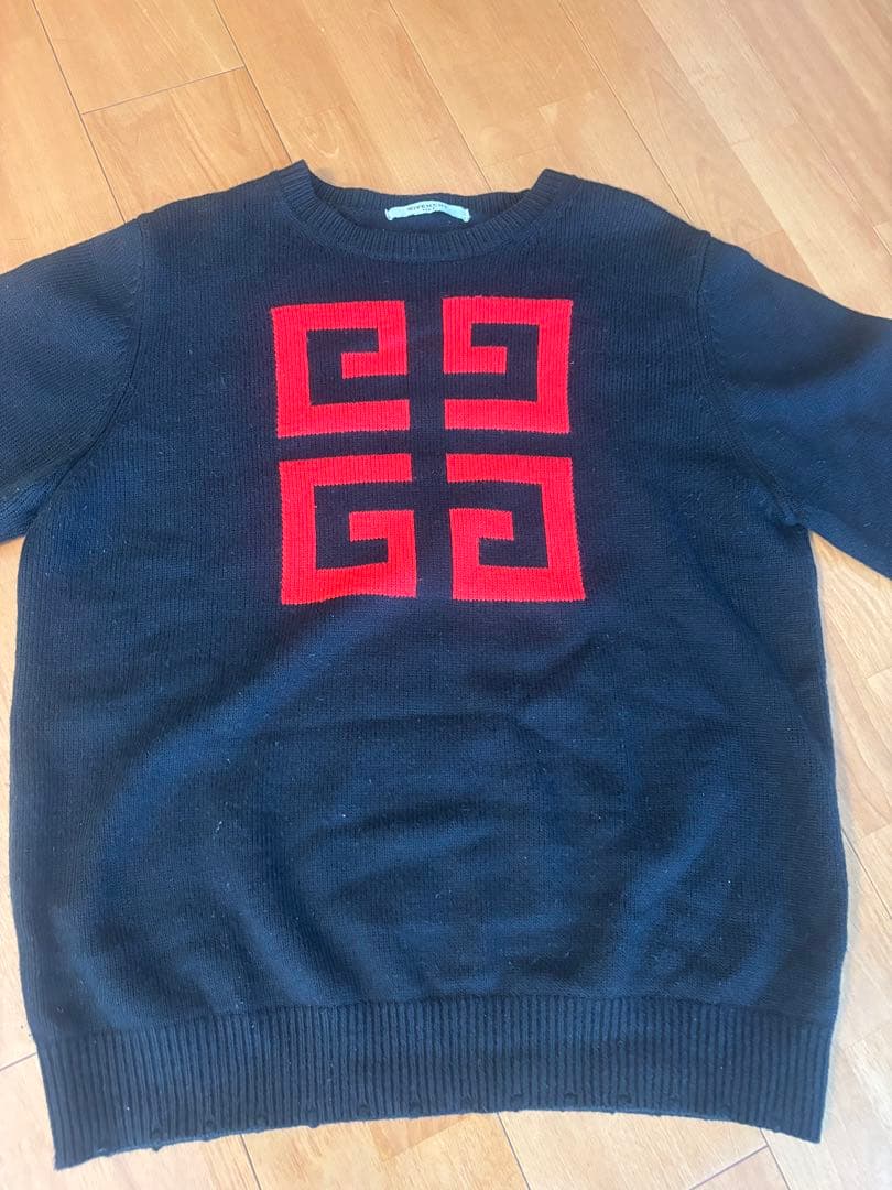 Givenchy ニットセーター 黒・赤 GIVENCHY（ニット/セーター ・ レッド/赤色系）のフリマアイテム一覧