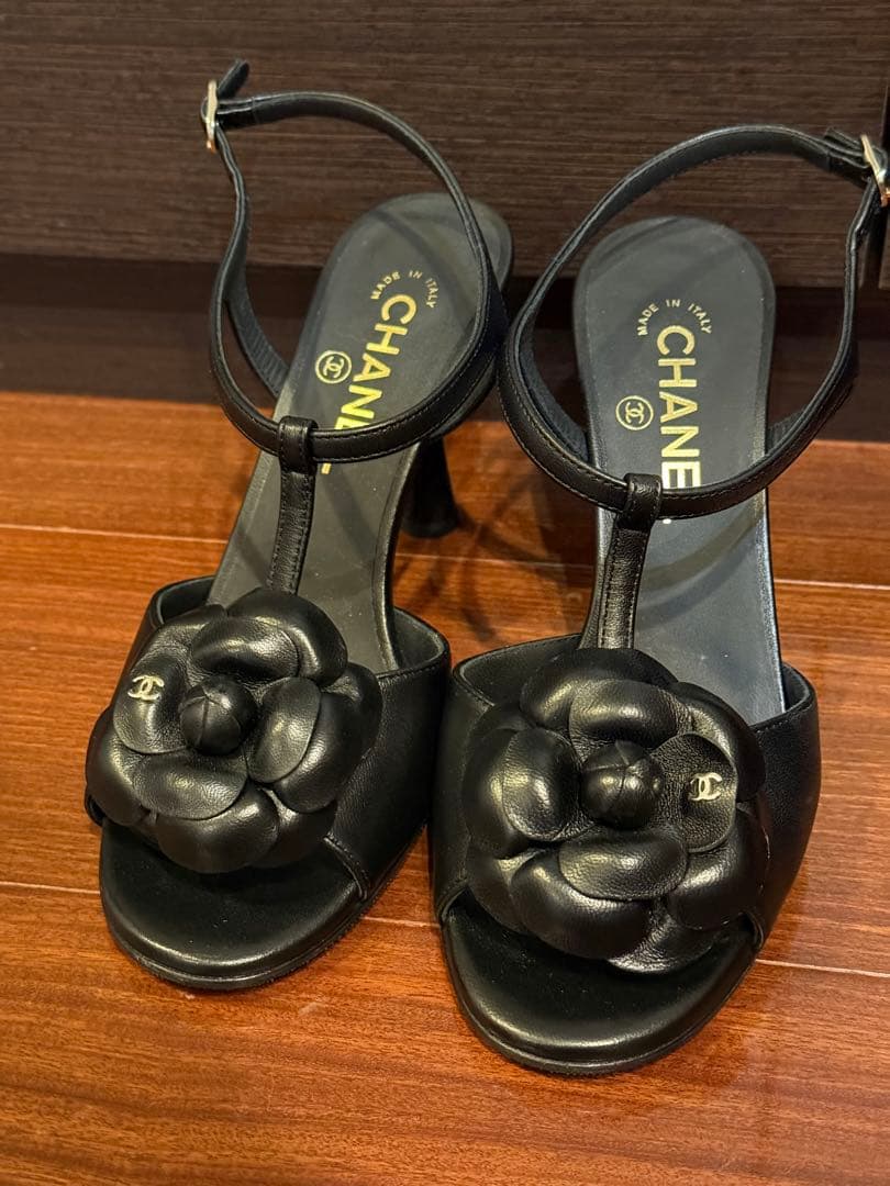 CHANEL ブラックサンダル カメリア 中古・古着通販】CHANEL (シャネル) カメリア トングサンダル ブラック