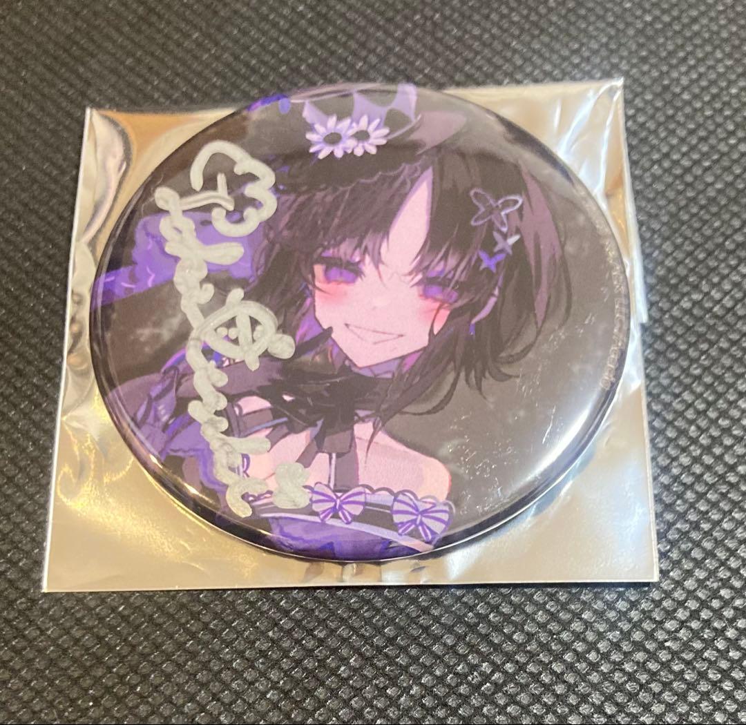 魔法少女ノ魔女裁判　宝生マーゴ　缶バッジ　キャスト直筆サイン入り　樹冬華 魔法少女ノ魔女裁判 宝生マーゴ 缶バッジ 人形化マーゴ - メルカリ