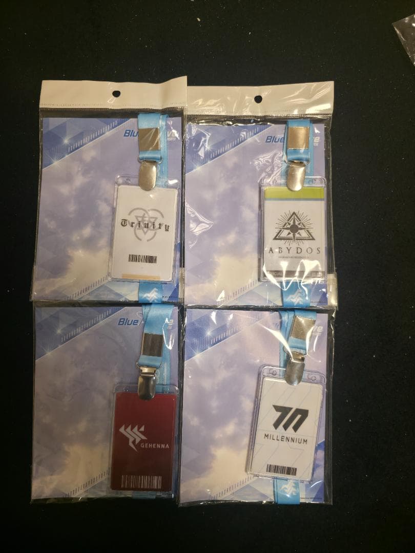 ブルアカ コラボ 出入口証型ネックレス カードケース 4種 新品・未使用 本革 レディース IDカードケース 定期いれレザー カードケース