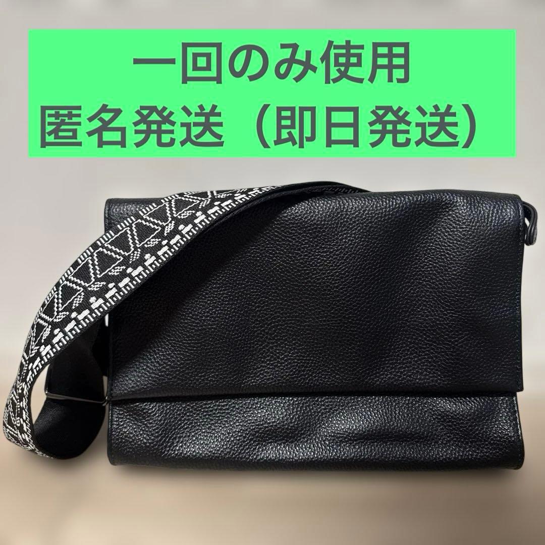 イアパピヨネ 幾何学柄　ワイドテープショルダーバッグ ボディバッグ 本革 柄ワイドテープショルダーバッグ《本革/軽量470g/ボディバッグ/500ml