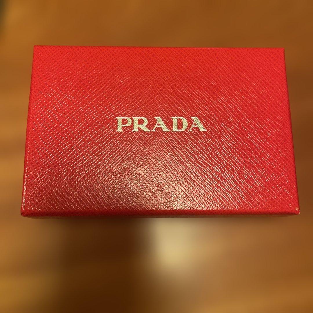 高坂恵子　PRADA ハート柄スマートフォンケース