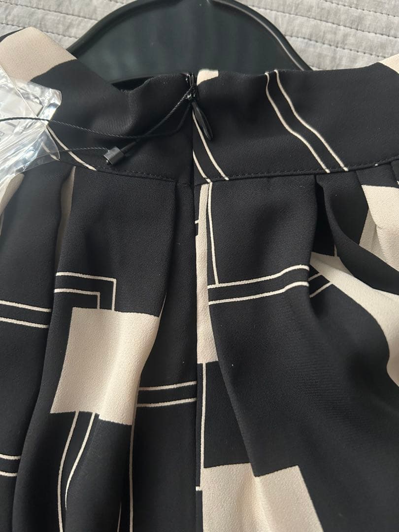 FENNELジオメトリックネックタックボリュームブラウス