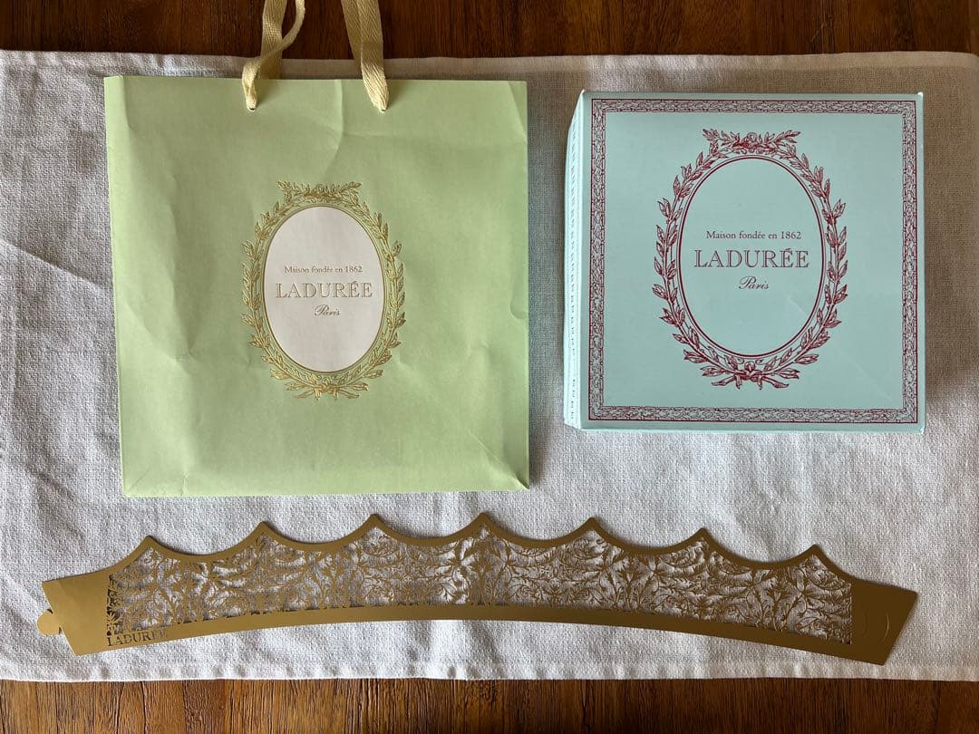 ラデュレとピエールエルメのフェーヴと王冠feve2026オマケ付 - メルカリ