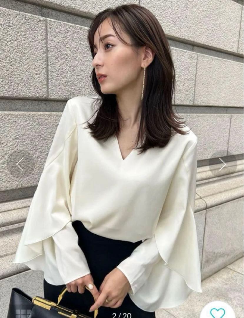 美品✨アニュアンスanuans ツイストフリルVネックブラウス （IVORY）