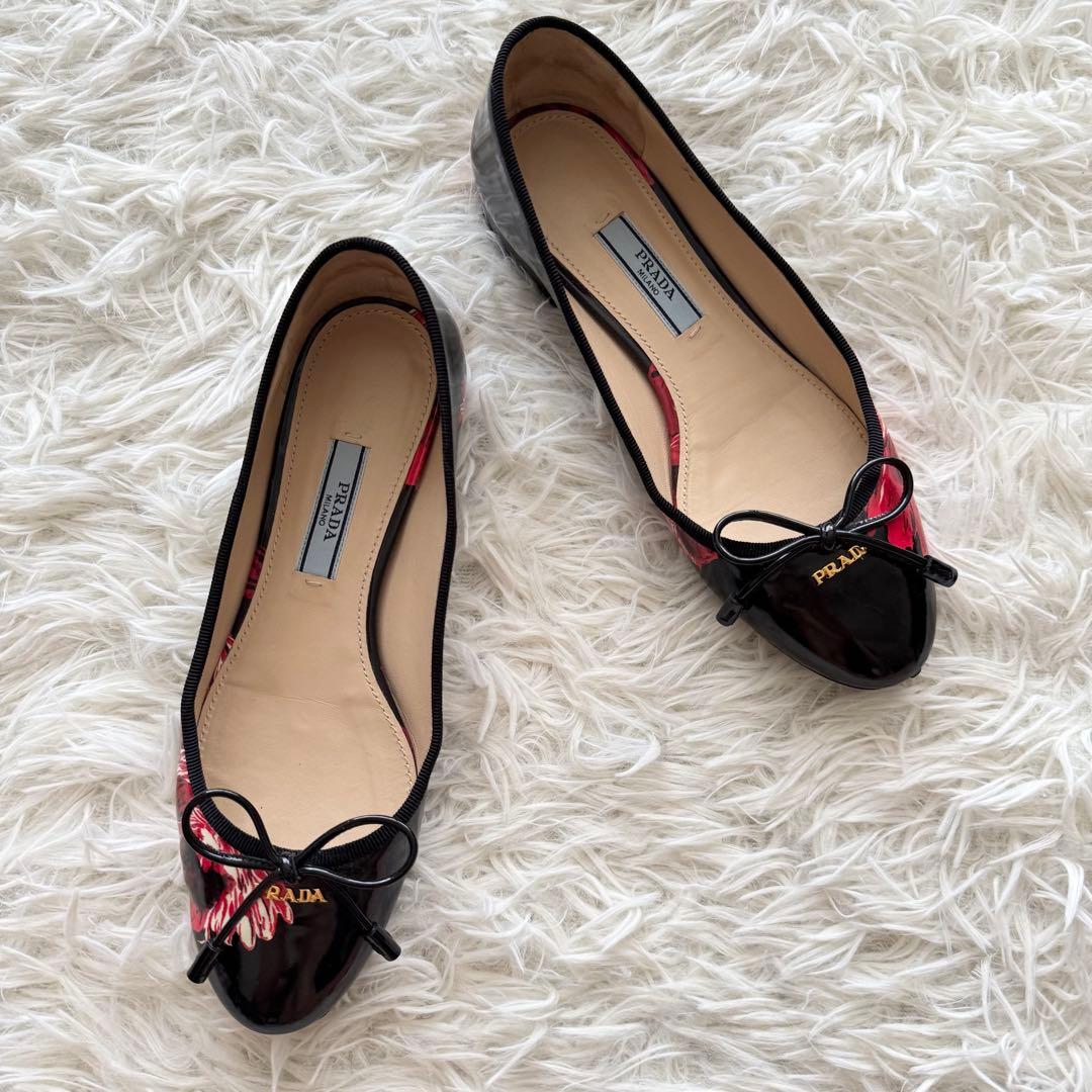 【プラダ】パンプス　エナメル　リボン　ゴールド金具 34　黒　赤　花柄　箱付 プラダ】パンプス エナメル リボン ゴールド金具 34 黒 赤 花柄 箱付