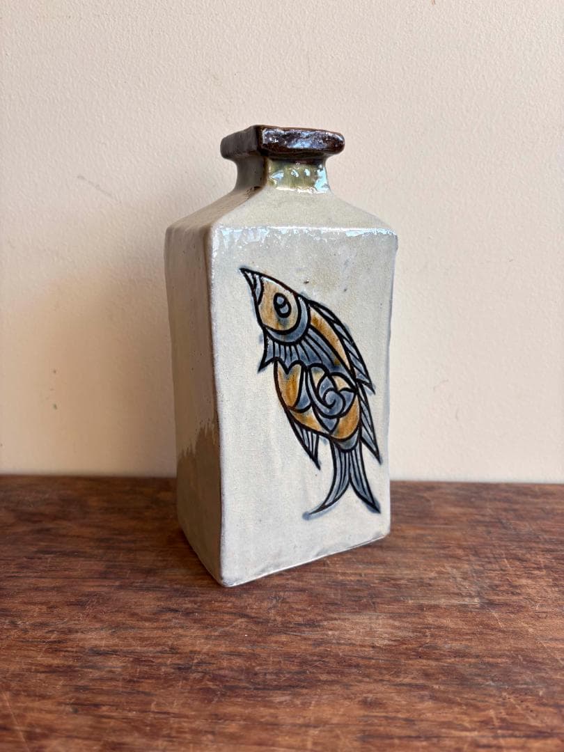 壺屋焼 古作 金城敏男作 海老魚紋彫 花器 希小品 金城次郎長男 - メルカリ