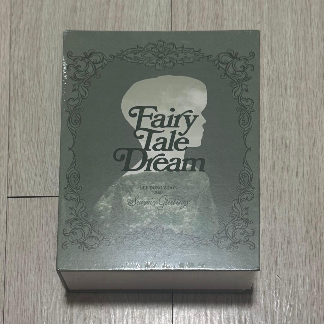 イ・ドンウク 2025 シーグリ Fairy Tale Dream Lee Dong Wook 2025 Season's Greetings 'Fairy Tale Dream' – K•verse