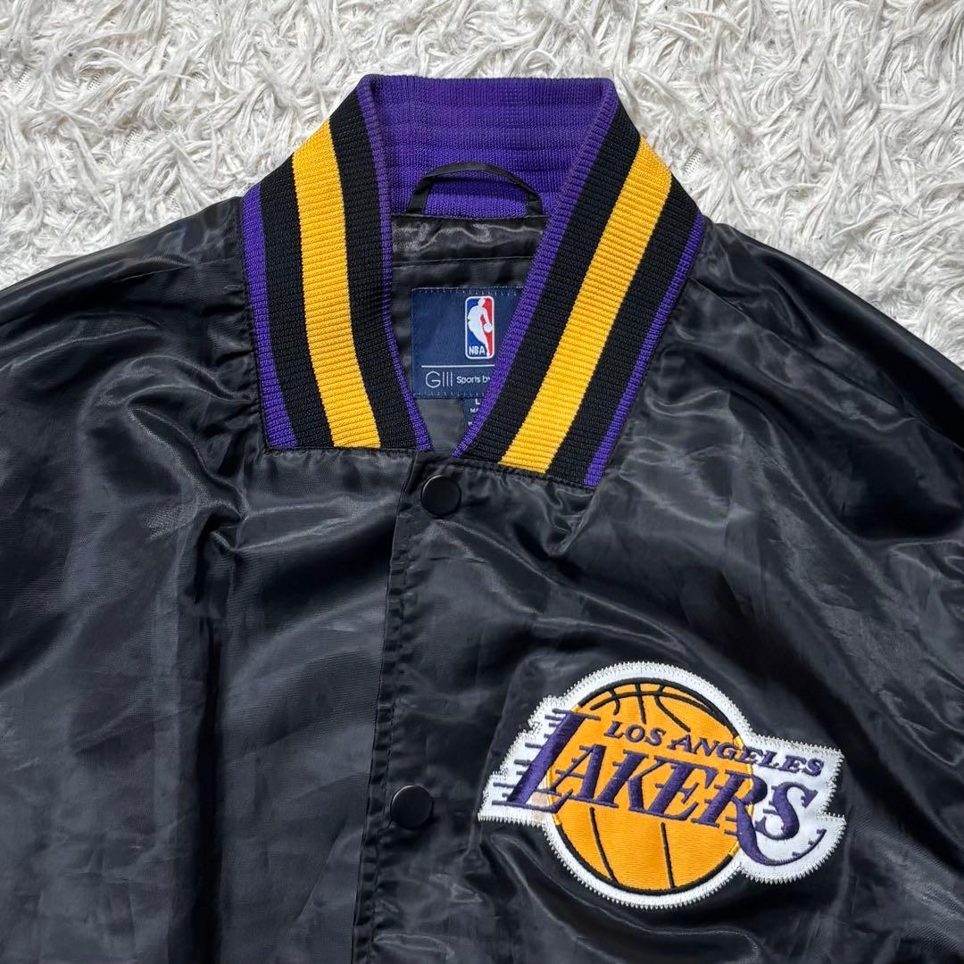み様 NBA G-III LAKERS レイカーズ スタジャン デカロゴ 黒 L - メルカリ