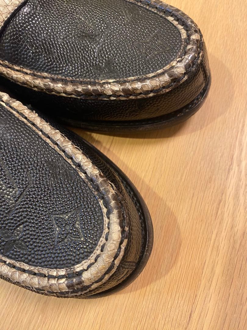 Louis Vuitton ブラック・ヘビ柄 ローファー - メルカリ
