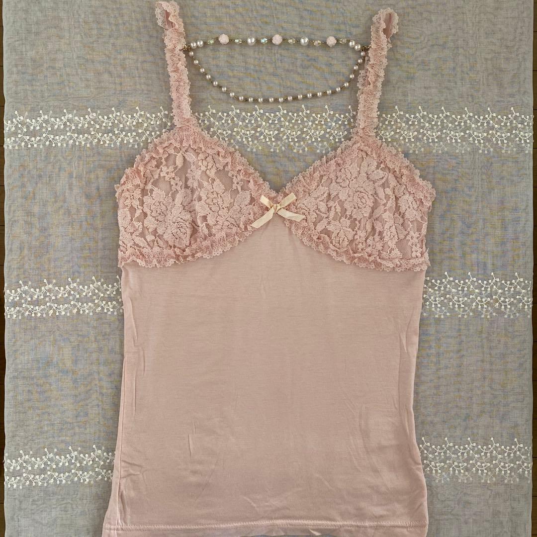 LIZ LISA リズリサ　レースキャミソール　 チャーム付き　ピンク 新品 タグ付き LIZLISA(リズリサ) 装飾付きピンクキャミソール - More