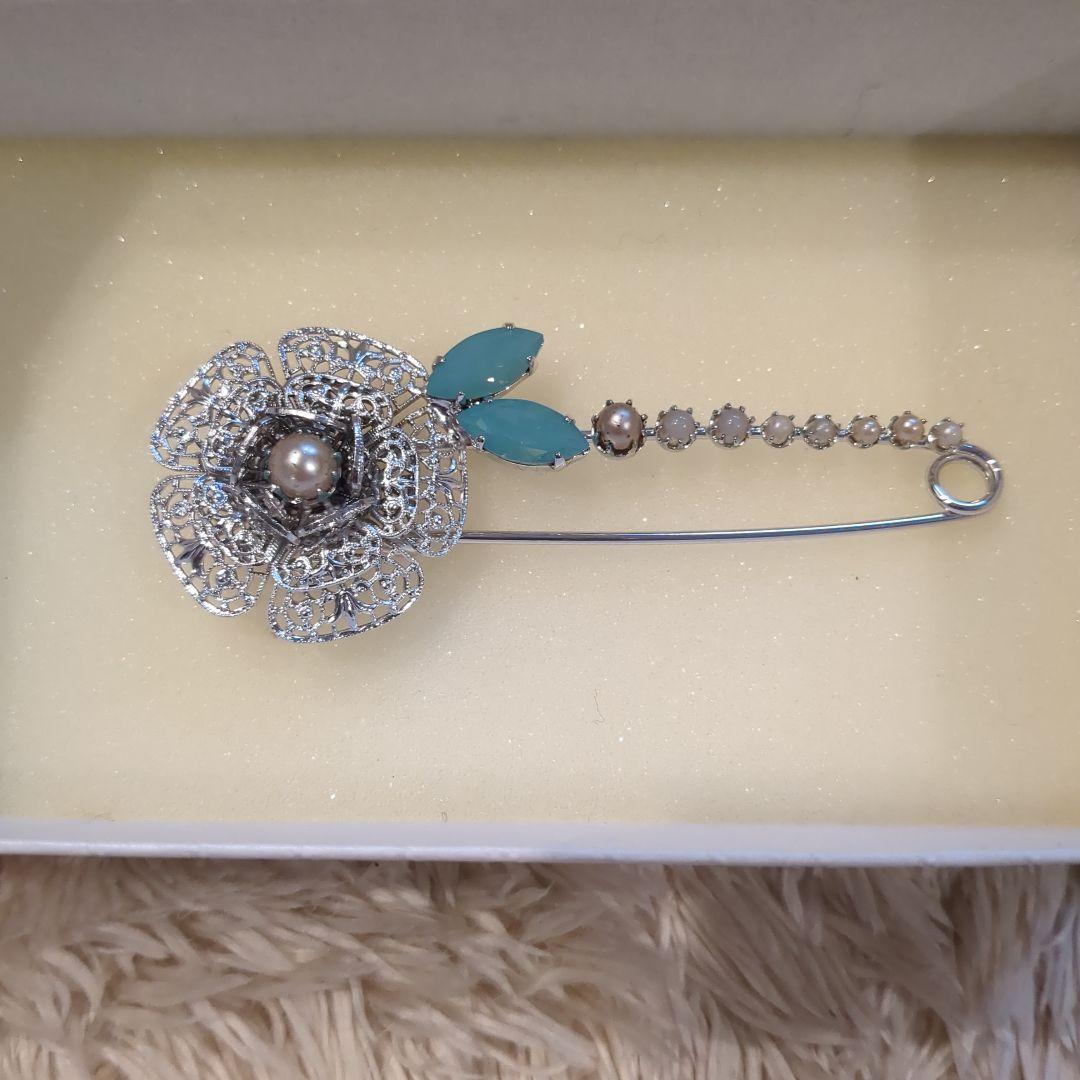 imac 花形ブローチ シルバー 青い葉 - メルカリ