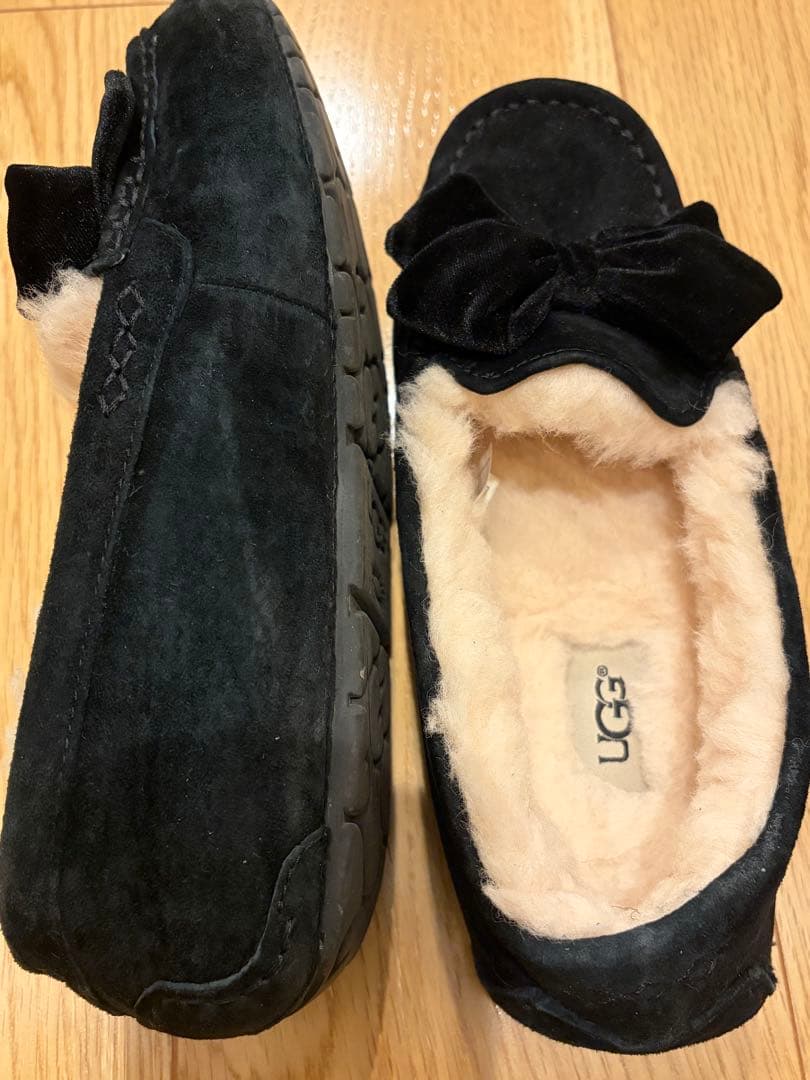 UGG 黒 モカシン リボン付き - メルカリ