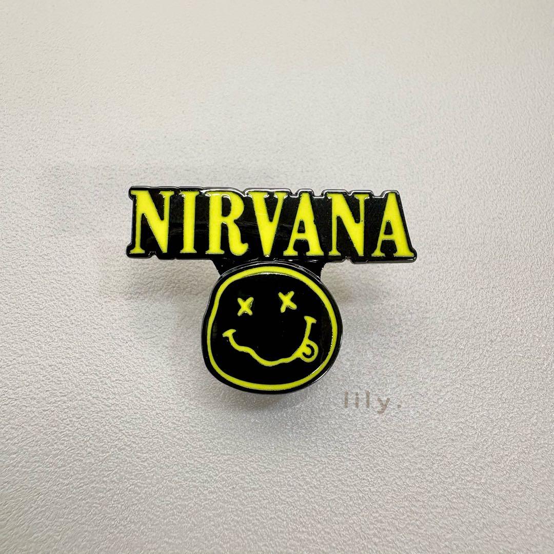 ピンバッジ】NIRVANA ☆ ニルヴァーナ スマイリーフェイス 黒 ロゴ付き