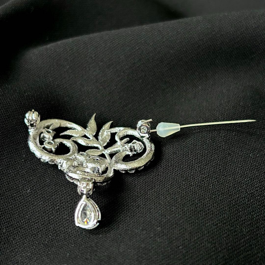フォクシー｜ブローチ 雫 ラインストーン 曲線 シルバー - メルカリ