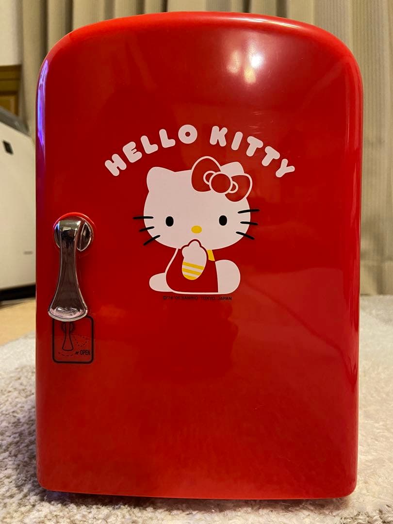 新品未使用、Hello Kitty ミニ冷蔵庫。保温機能付き。 ハローキティ ミニ冷蔵庫 赤 - メルカリ