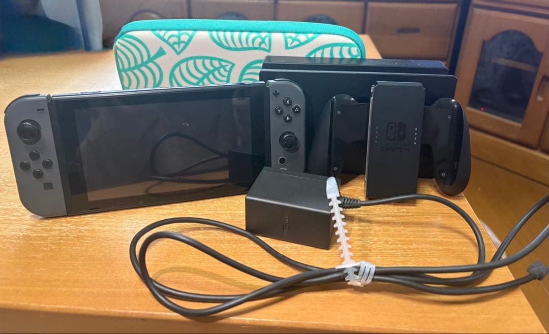 H*生様 Switch 通常版 画面左端の液晶焼けアリ Switch Liteの画面に線が入っている。 液晶交換で元通りです!! 液晶