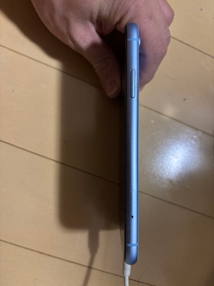 iPhone XR ブルー au simロック解除済み バッテリー残量81% - メルカリ