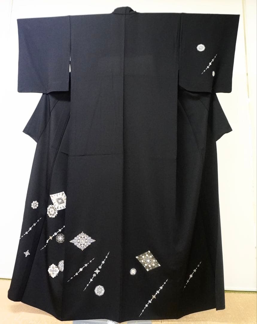 や*き様 白い花の刺繍　黒地付下げ 単衣仕立て 銀座【着物4636】蘇州刺繍 染五ッ紋 黒留袖 菊花の図 :身丈166/裄69.5