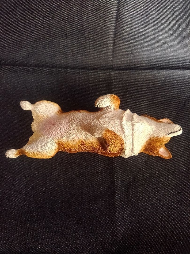 木彫りのコーギーヘソ天 3.jpg