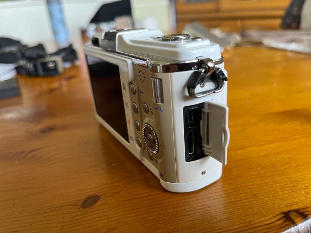 OLYMPUS E-P1ミラーレス一眼カメラ ホワイト