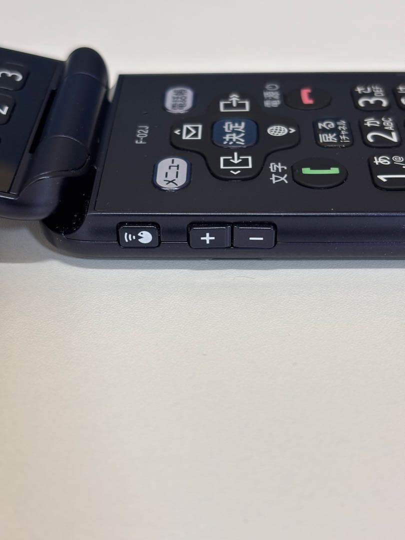 docomo らくらくホン F-02L 黒 折りたたみ式 ガラケー - 携帯電話本体