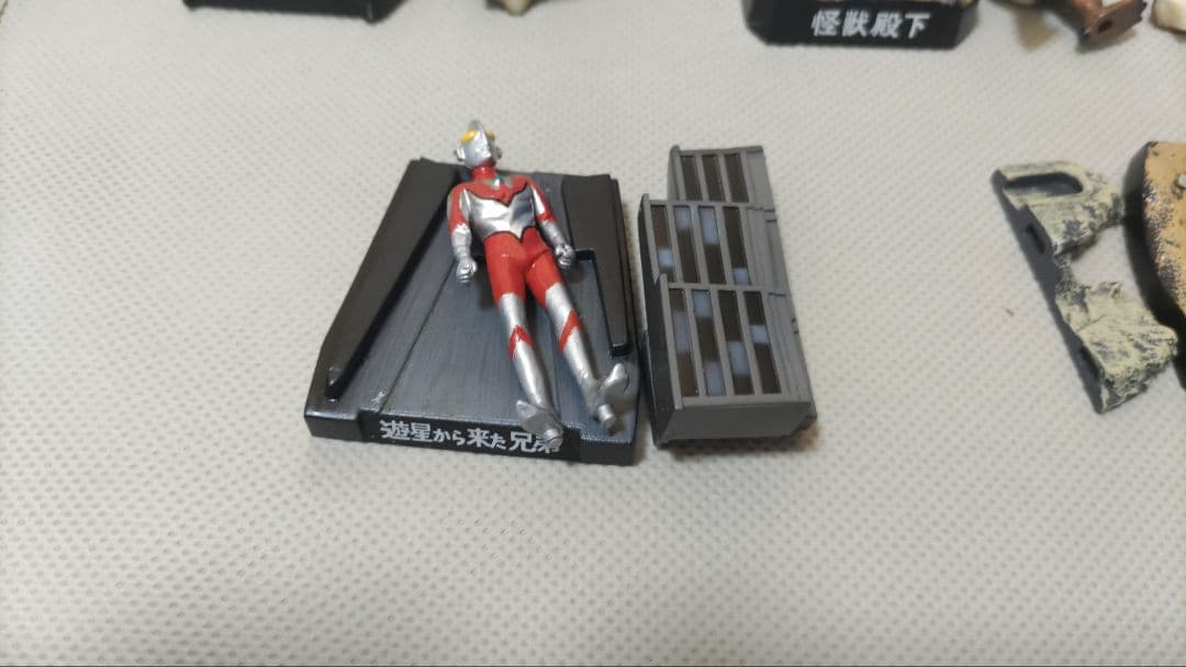 ウルトラ怪獣名鑑10体セット - メルカリ