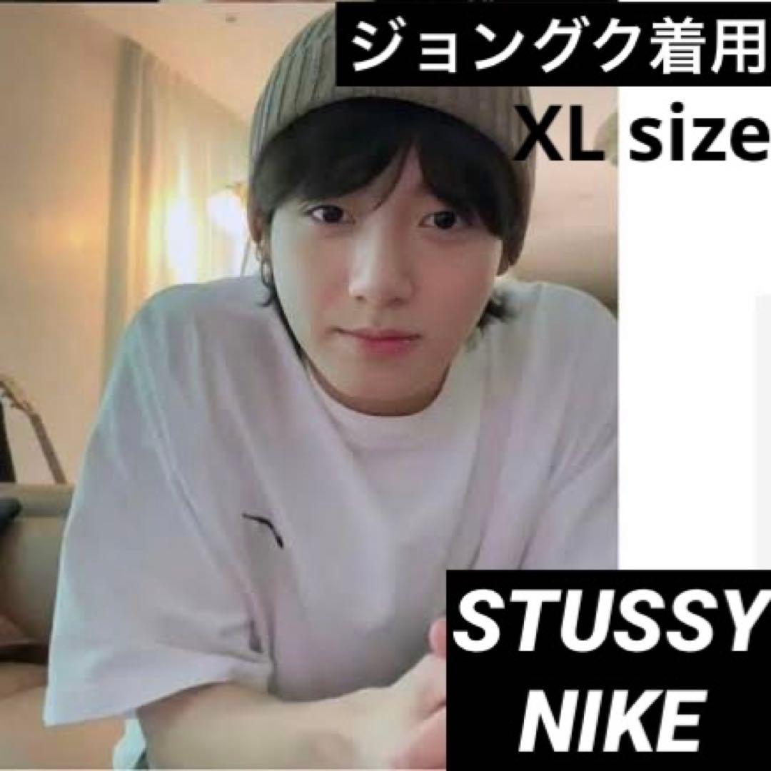 グク着用】stussy NIKE ナイキ 半袖Tシャツ 刺繍ロゴ 背面プリント