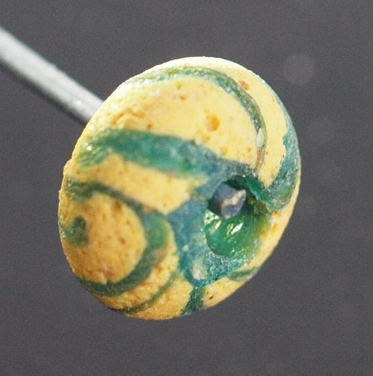 クリアな青緑に鮮やか黄で、回転する輪状モチーフのモザイク小型平