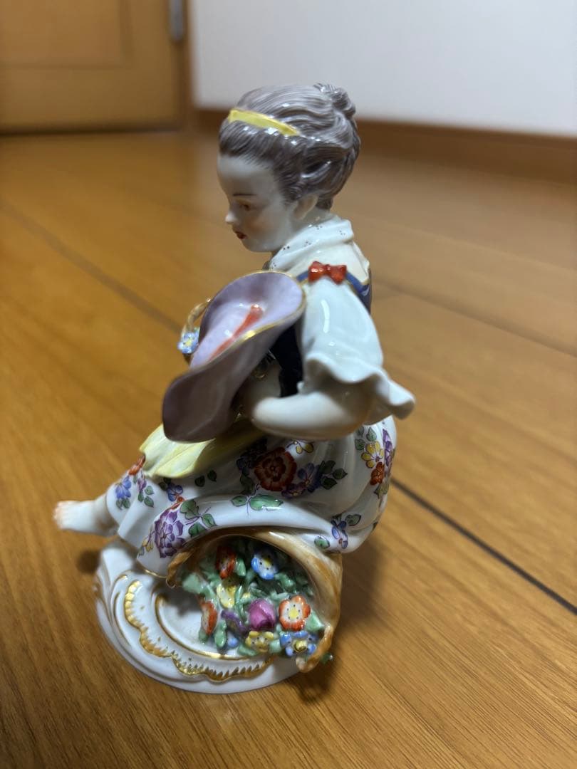 マイセン 花かごを持つ女性