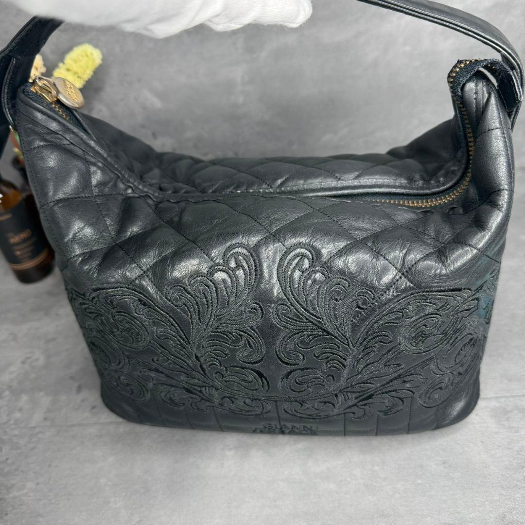 ジャンニヴェルサーチ サンバースト 刺繍 キルティング バニティバッグ