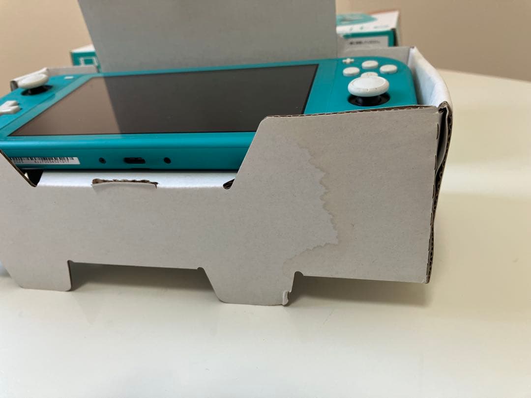 《Nintendo Switch Lite 本体》