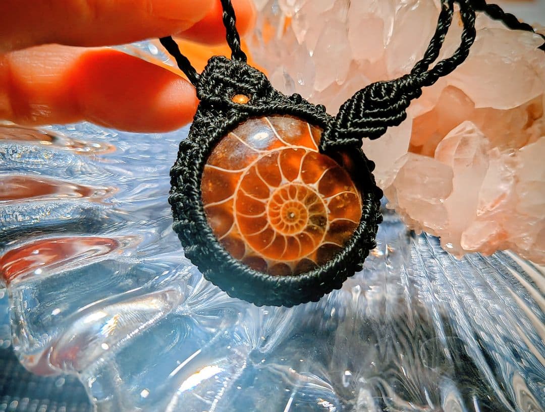 アンモナイト化石 マクラメネックレス ☆アンモナイト(化石)☆マクラメ編みネックレス 230・マクラメ