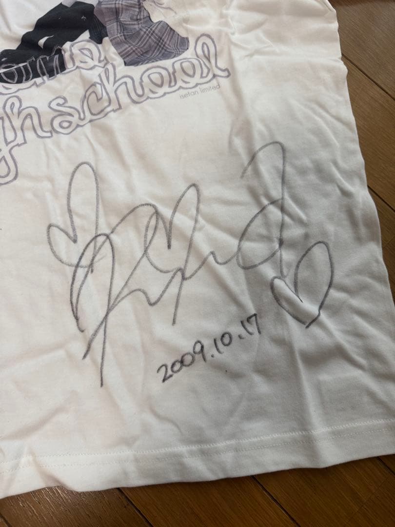 秋山莉奈サイン入りホワイトTシャツ 2009年10月17日、3枚セット。
