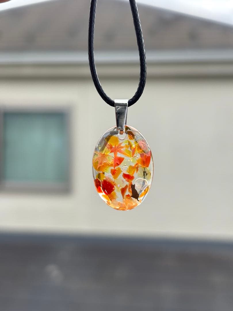 レジンネックレスNo.1185 もみじと黒猫 ねこ 紅葉 秋 琉球ガラス 赤 朱