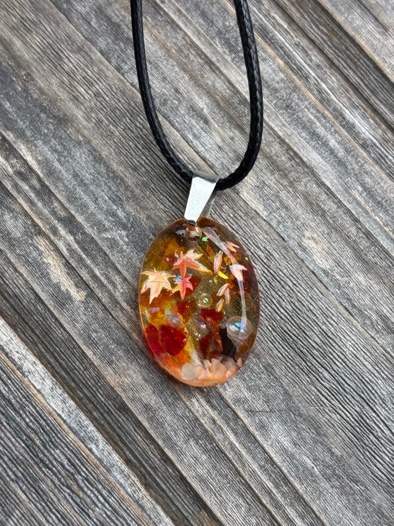 レジンネックレスNo.1185 もみじと黒猫 ねこ 紅葉 秋 琉球ガラス 赤 朱