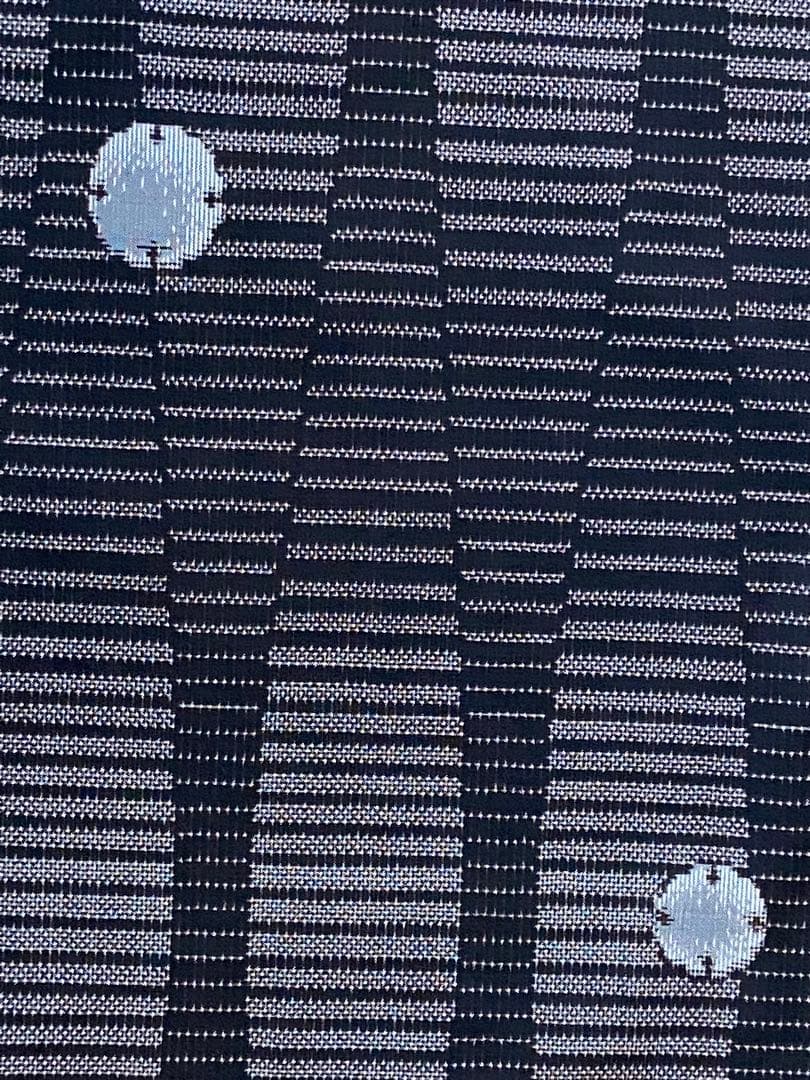 未使用】黒色 泥染本場大島紬 たてわくに雪輪柄 着物（袷） - メルカリ