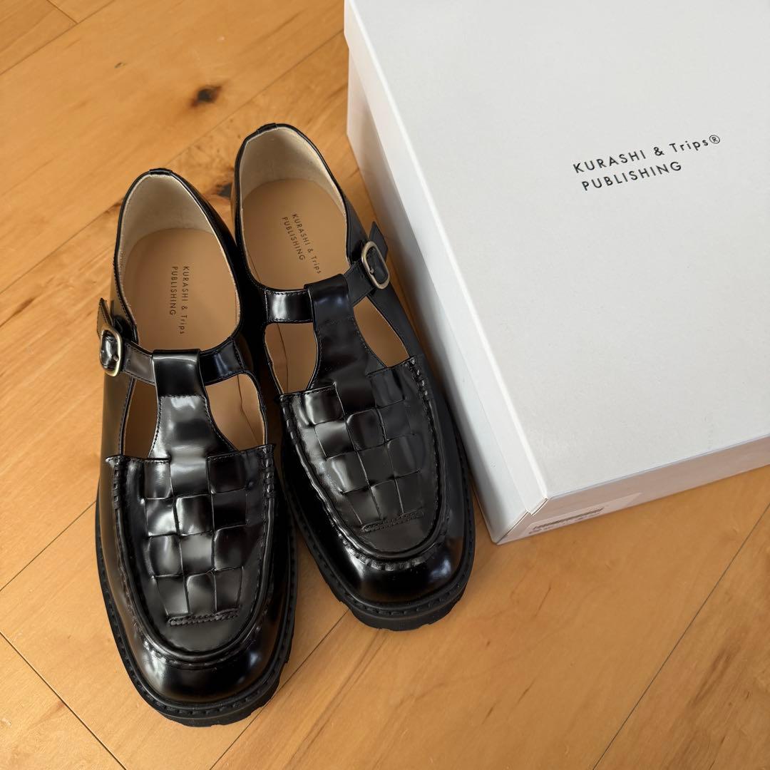 つま先踊る、大人の相棒」こだわりソールのTストラップシューズ - メルカリ