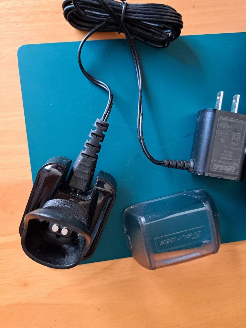 週末限定 値下げ！電気シェーバーイズミ6枚刃IZFIZF-V950S - メルカリ