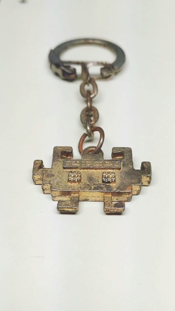 スペースインベーダー　昭和レトロキーホルダー金属製 Yahoo!オークション -「インベーダー 昭和レトロ」(アンティーク