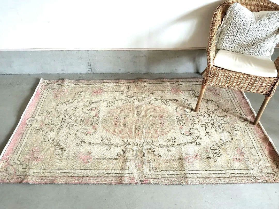 黄味ベージュとくすみパステルローズピンクのローズガーデンラグ No624