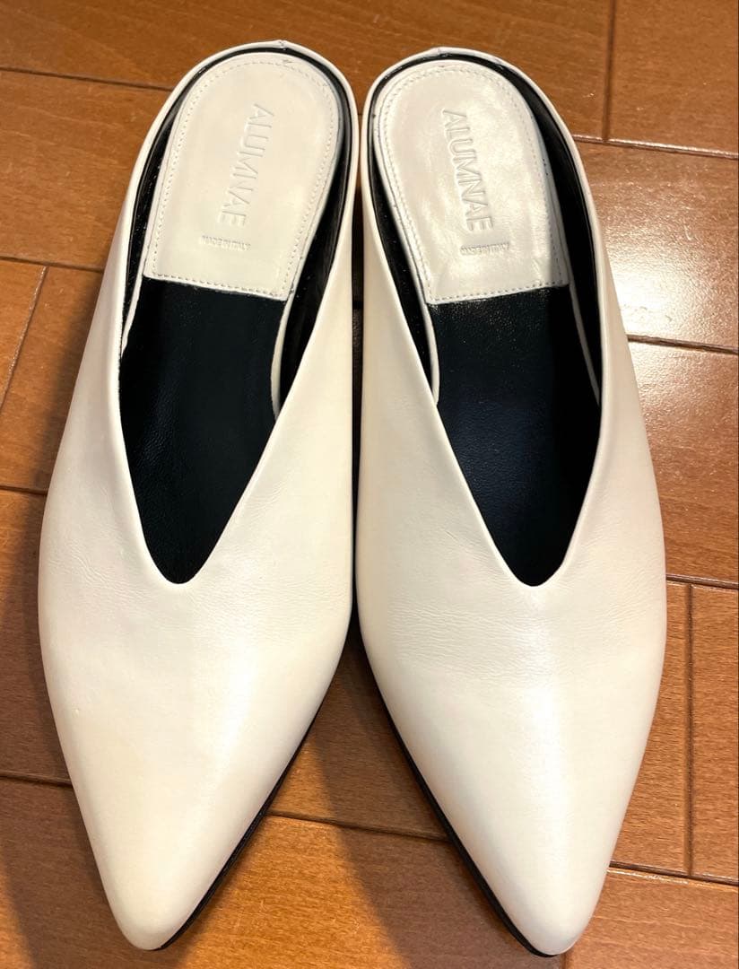 値下げ中！美品！アルムナエ　ALUMNAE　ミュールパンプス　22.5cm 白